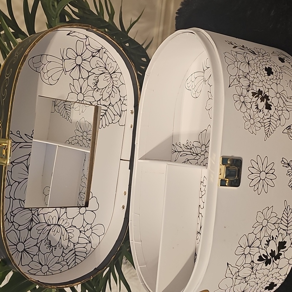 Chic Floral Cosmetic Train Case - Black and White - Picture 5 of 8